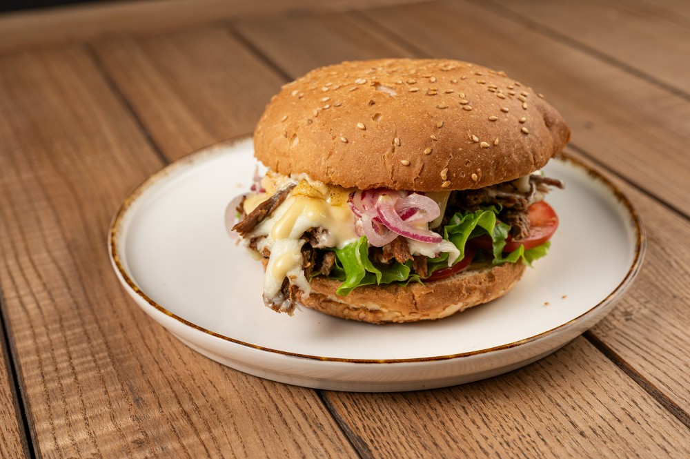 Бургер з рваною телятиною