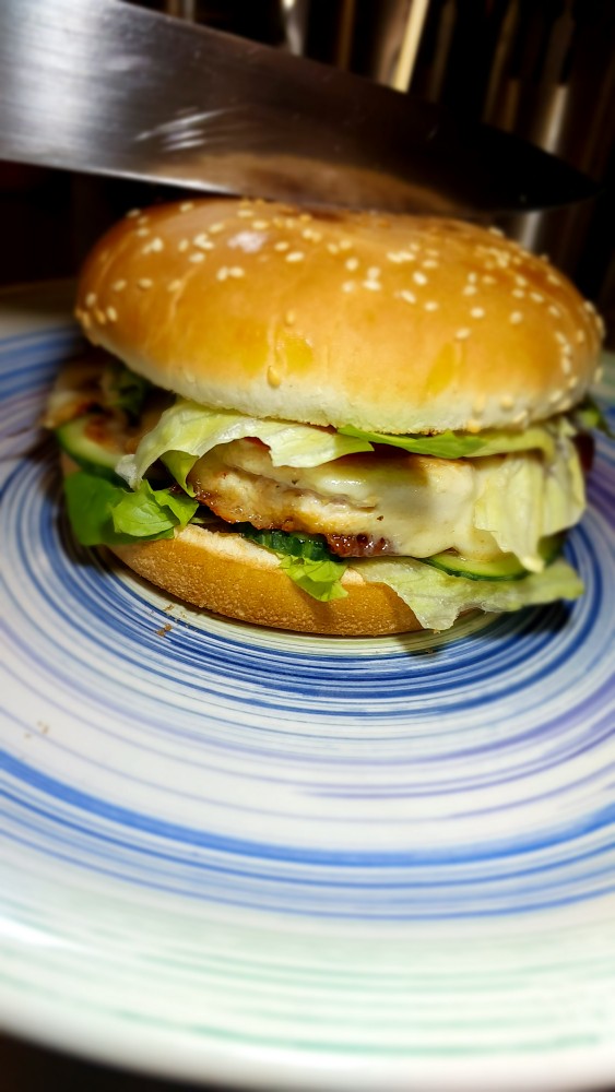 Бургер з курячою котлетою