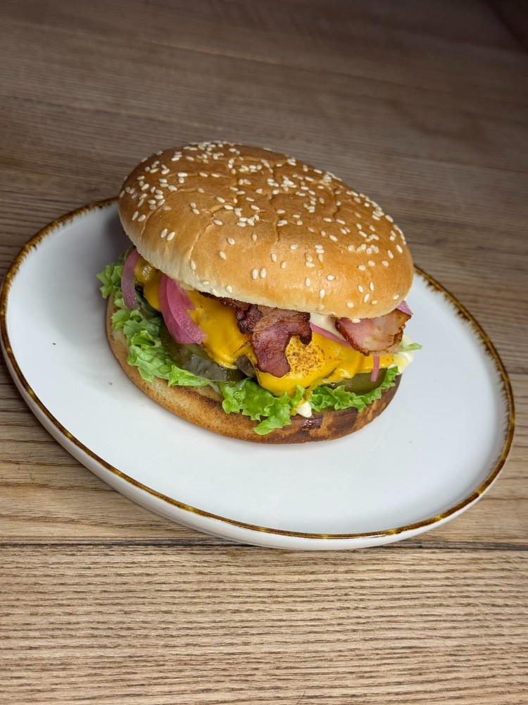 Бургер з котлетою та беконом
