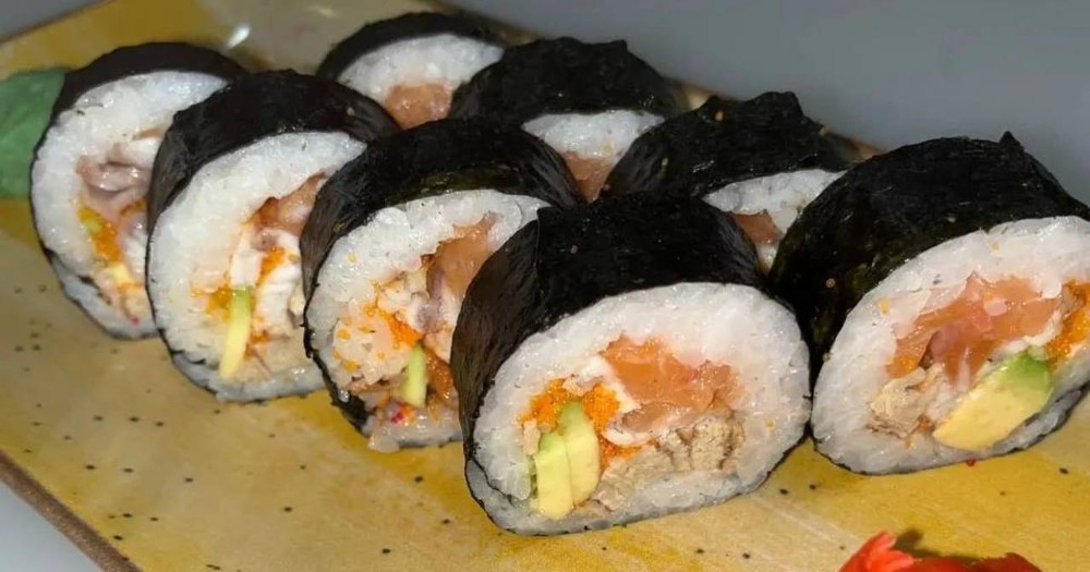 Футомакі з вугрем та лососем