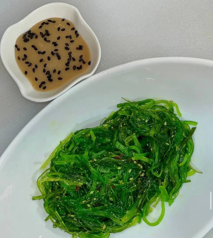 Салат Вакаме з горіховим соусом