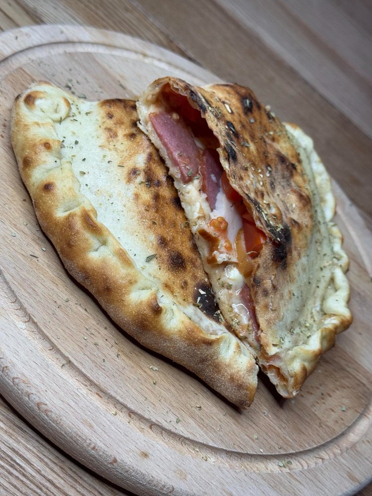Кальцоне з салямі