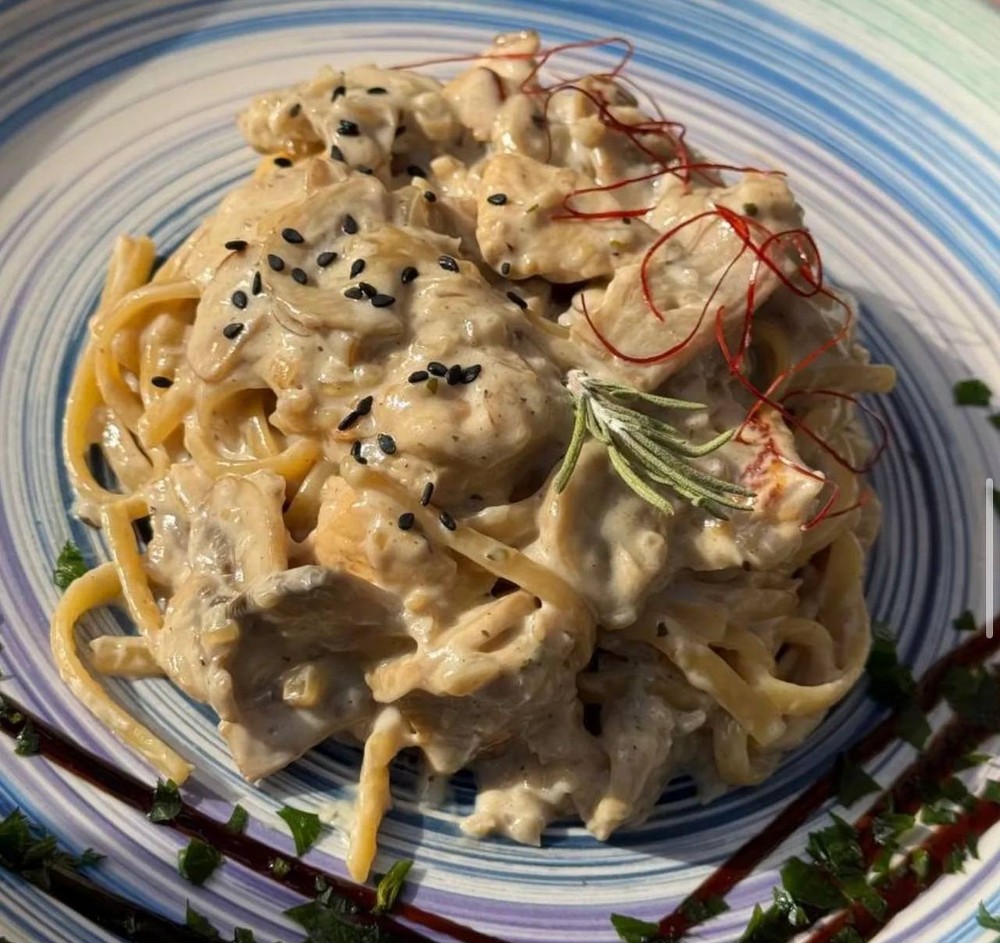 Паста з куркою і грибами