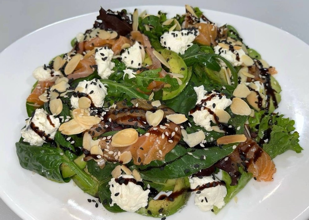 Салат з лососем та авокадо