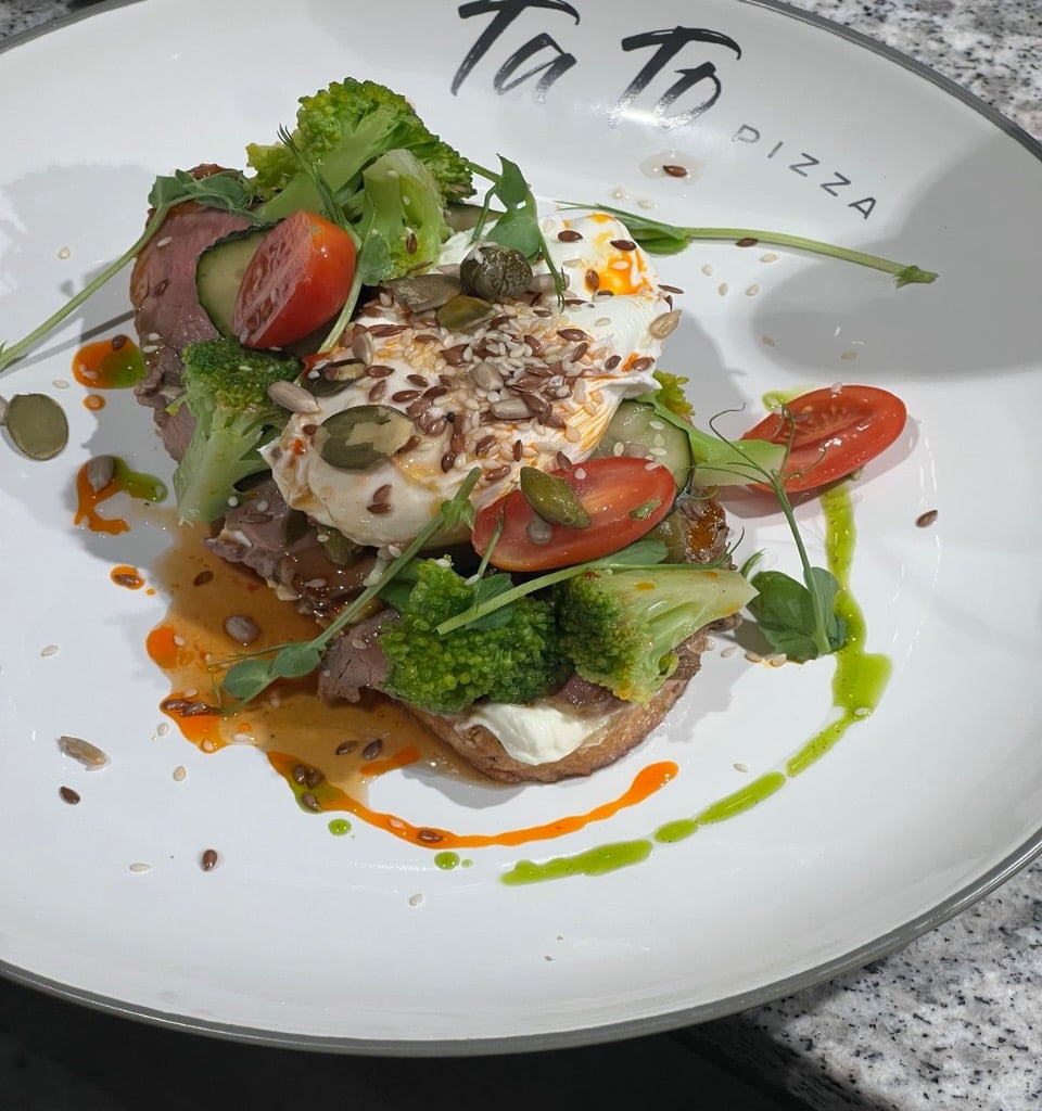 Яйце пашот з ростбіфом