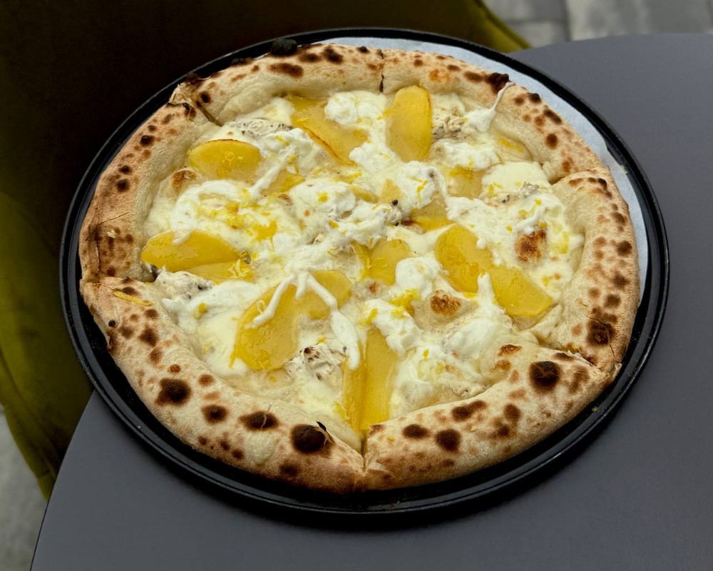 Піца з трюфельним крем-сиром і карамелізованим яблуком