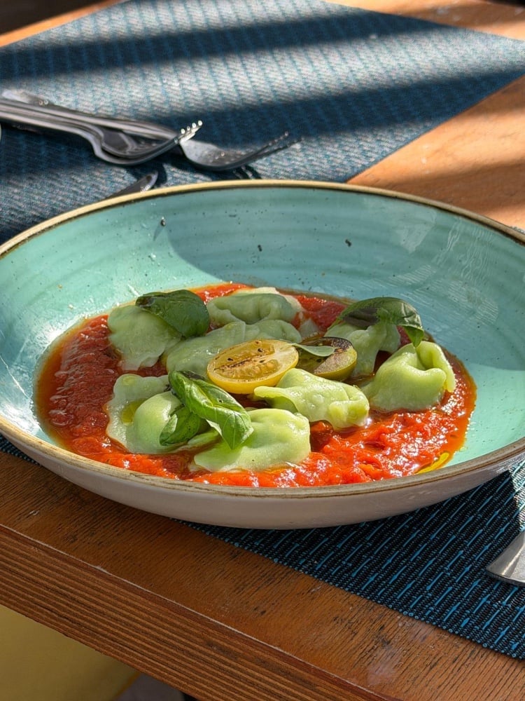 Равиоли со шпинатом и рикоттой 500 гр со сливочно-сырным соусом 200 гр