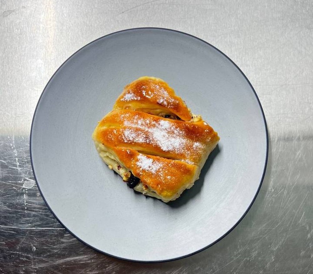 Булочка с орехом и изюмом