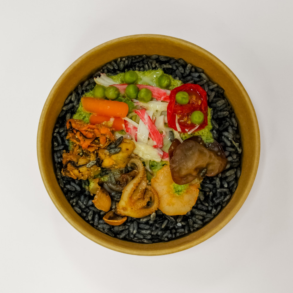 Морепродукти, рис з чорнилом каракатиці та шпинатним соусом, 250г
