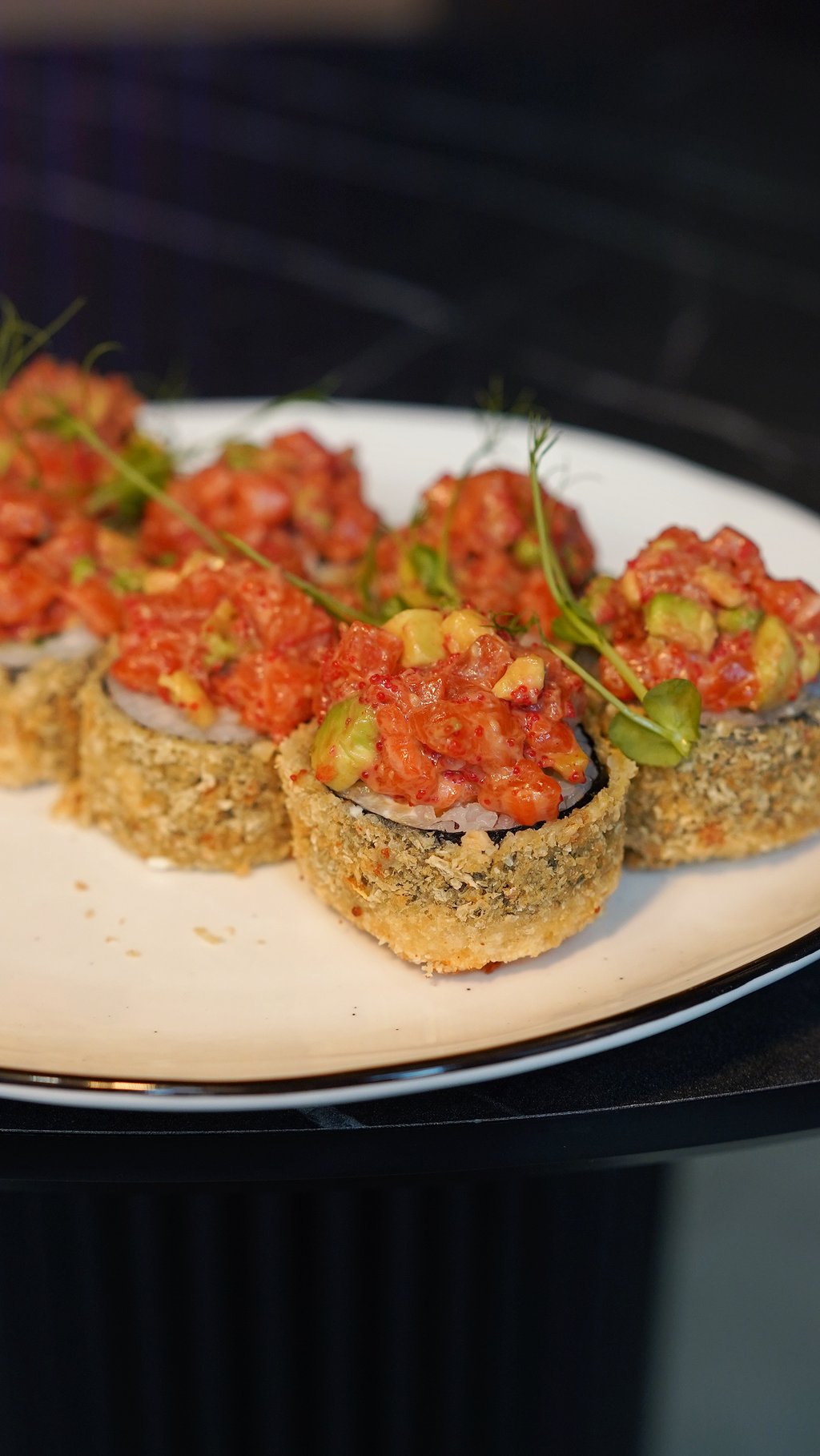 Теплий рол сирний з лососем