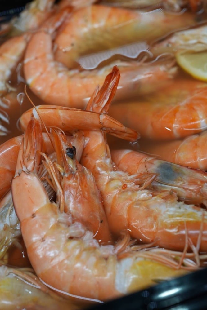 Креветка ціла запечена