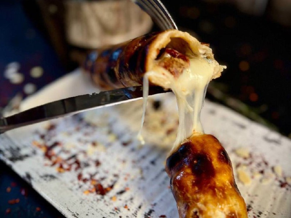 Хачапурі з моцарелою, дор блю та в'яленими томатами