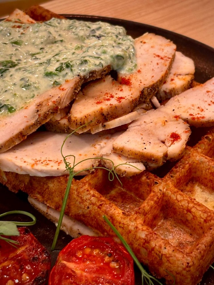 Картопляна гофра з куркою та шпинатним соусом 300г