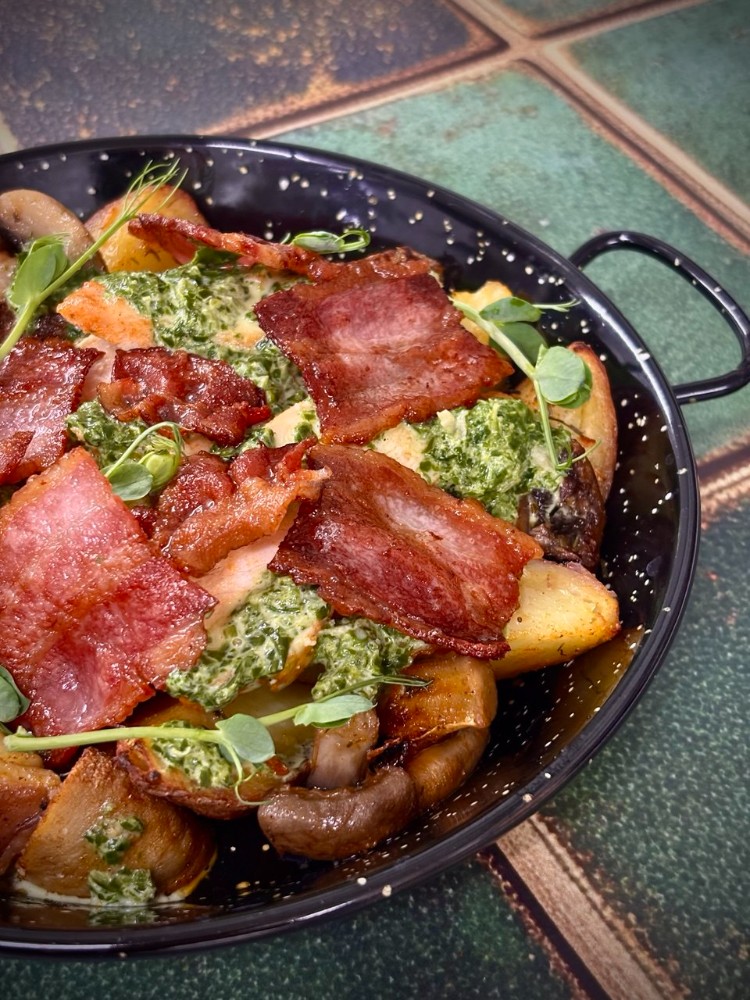 Сковорідка з куркою, беконом та шпинатним соусом 450г