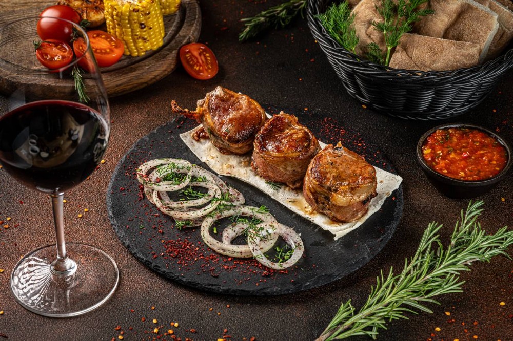 Медальйони зі свинини у беконі