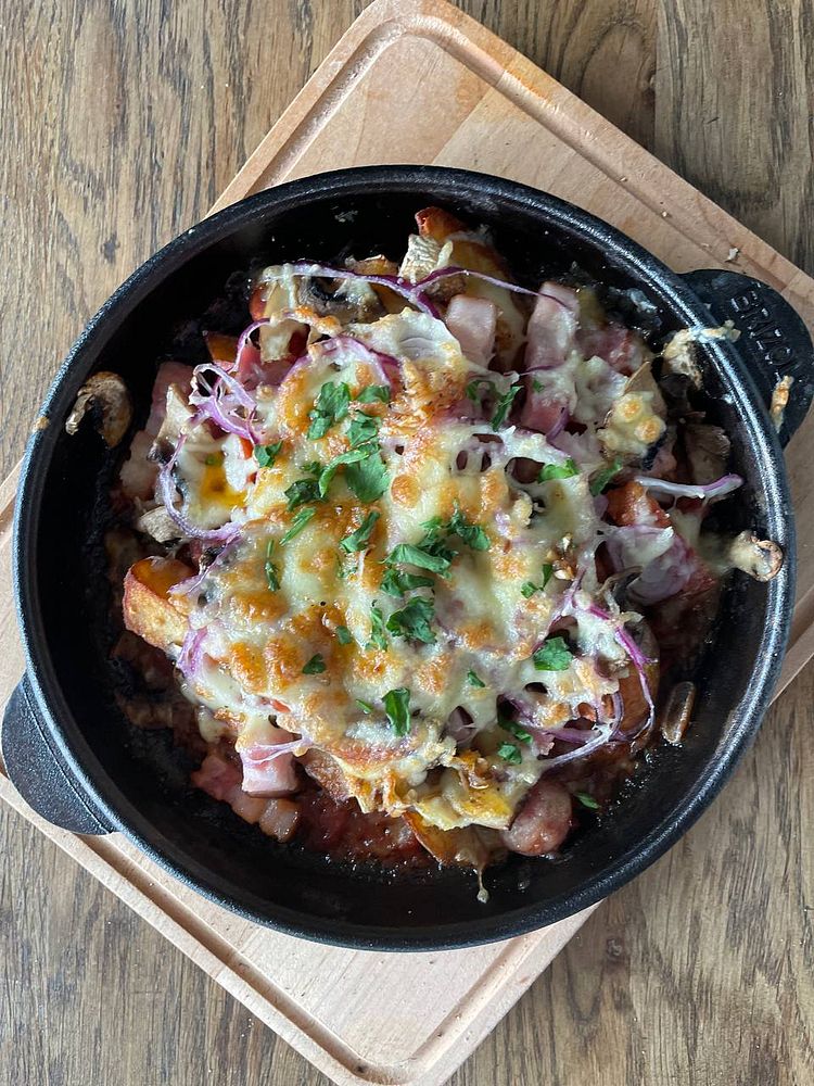 Пательня з беконом та ковбасками