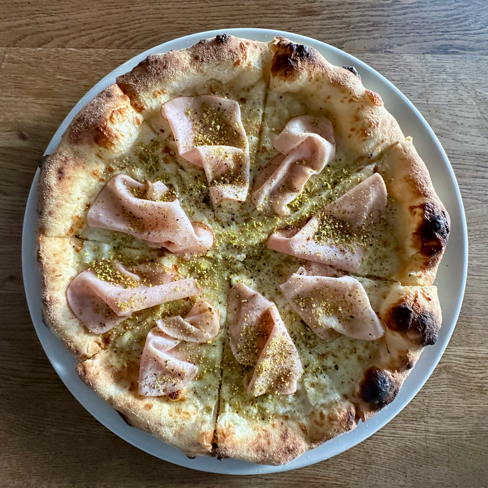 Піца з шинкою та фісташками