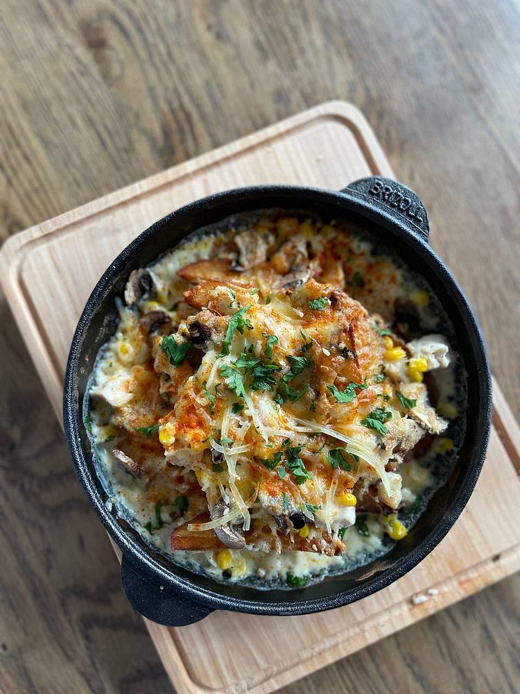 Пательня з куркою та грибами