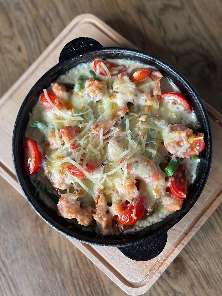 Пательня з лососем та спаржевою квасолею