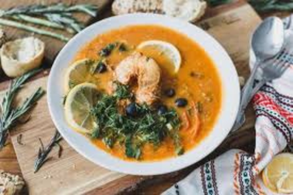 СОЛЯНКА РИБНА (це густий, пряний суп, що базується на рибному бульйоні з додаванням кількох видів риби (філе, копчена), солоних огірків, олив