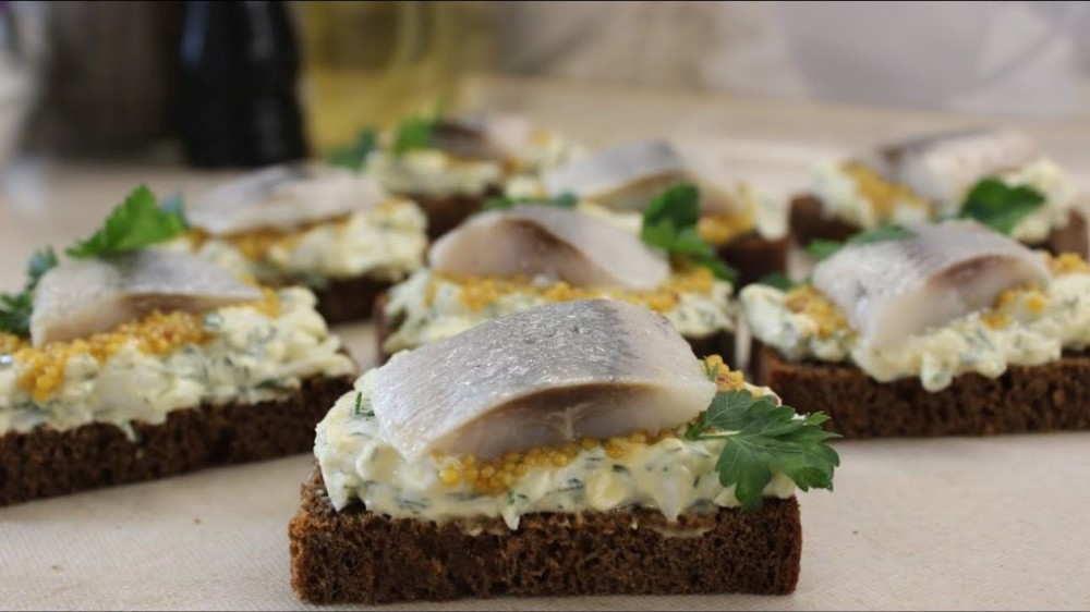 БРУСКЕТИ З ОСЕЛЕДЦЕМ