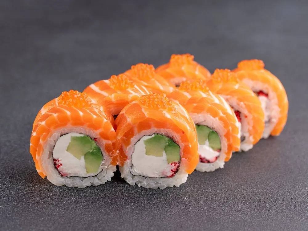 Рол Філадельфія з Лососем ікрою та авокадо