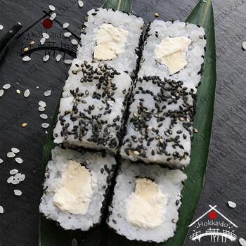 Сирний в чорному кунжуті