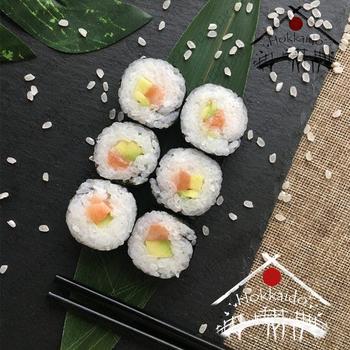 Рол з лососем і авокадо 