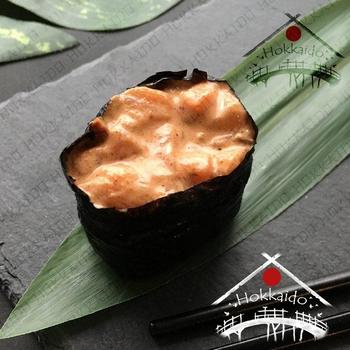 Гункан з спайс лососем