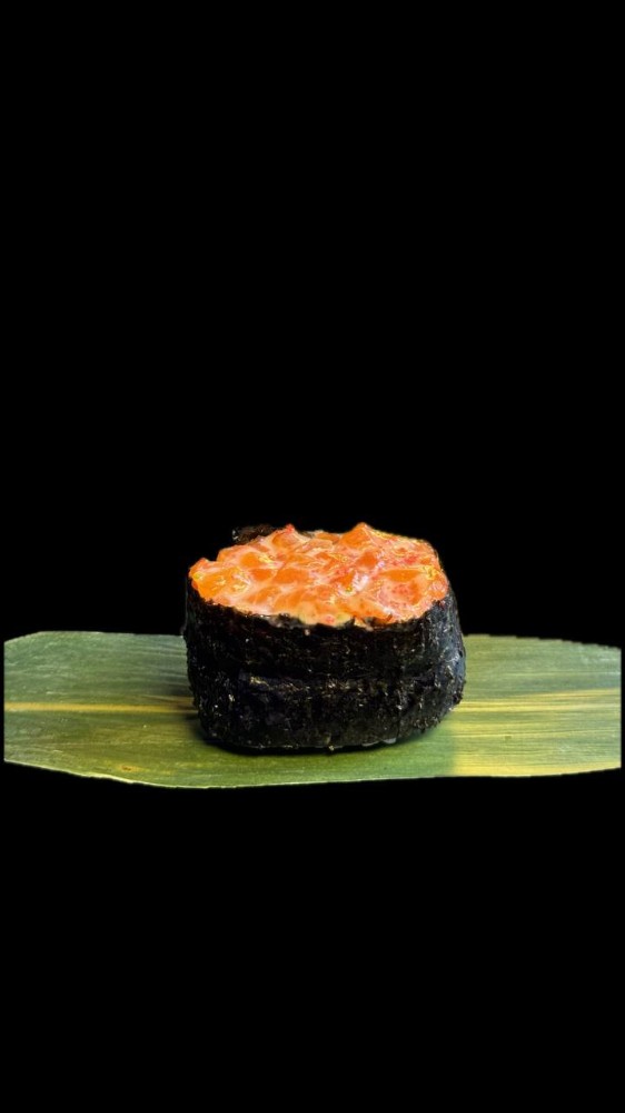 Гункан з лососем (70g)