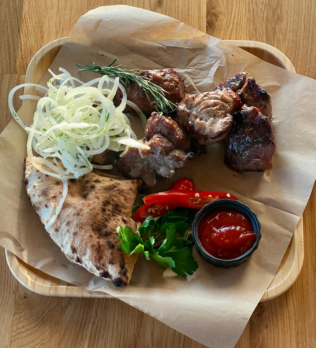 Шашлик свинний з соусом сацебелі 100 г