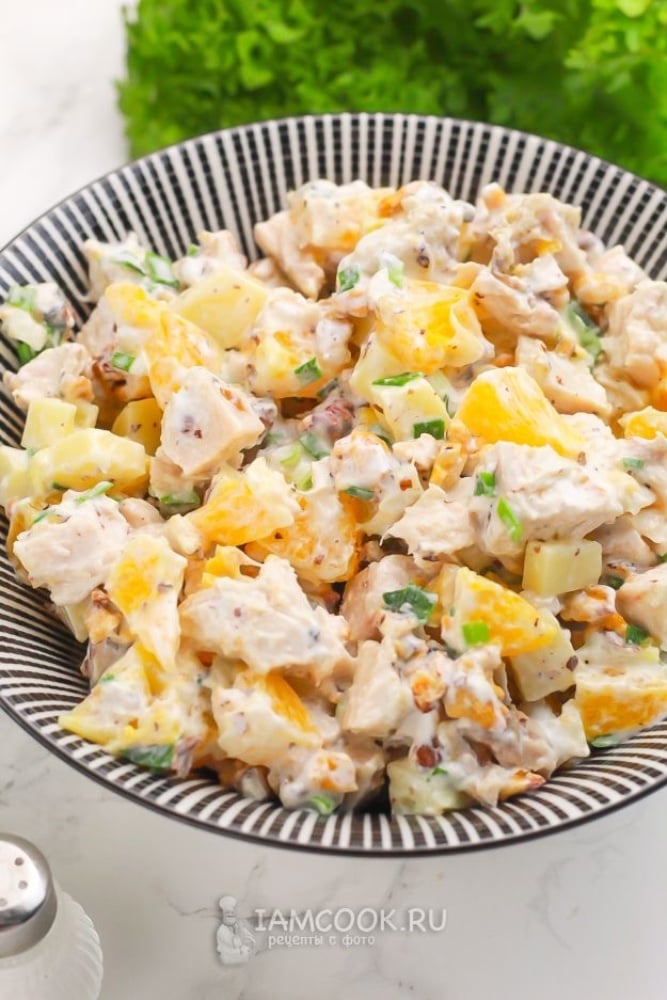 Салат курячий з ананасом