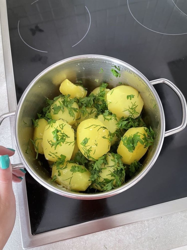 Картопля відварна із зеленню