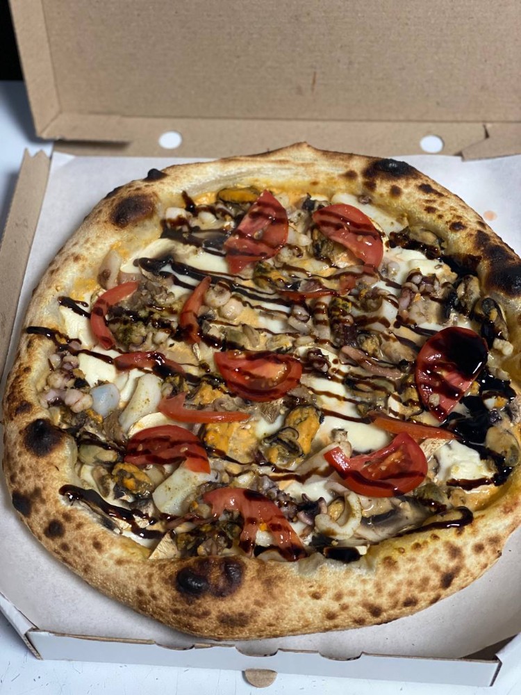 Піца том-ям з морепродуктами