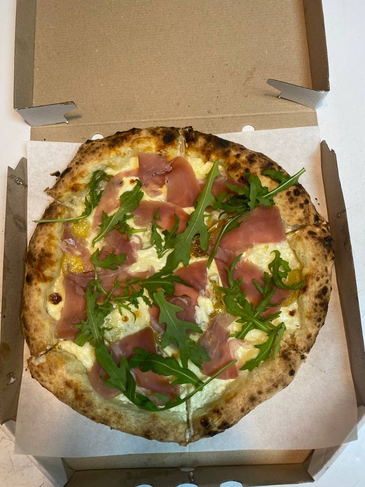 Піца прошуто з грушами