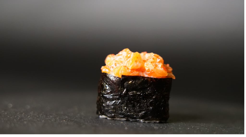 Гункан с лососем 