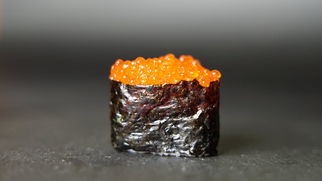 Гункан з лососевою ікрою 