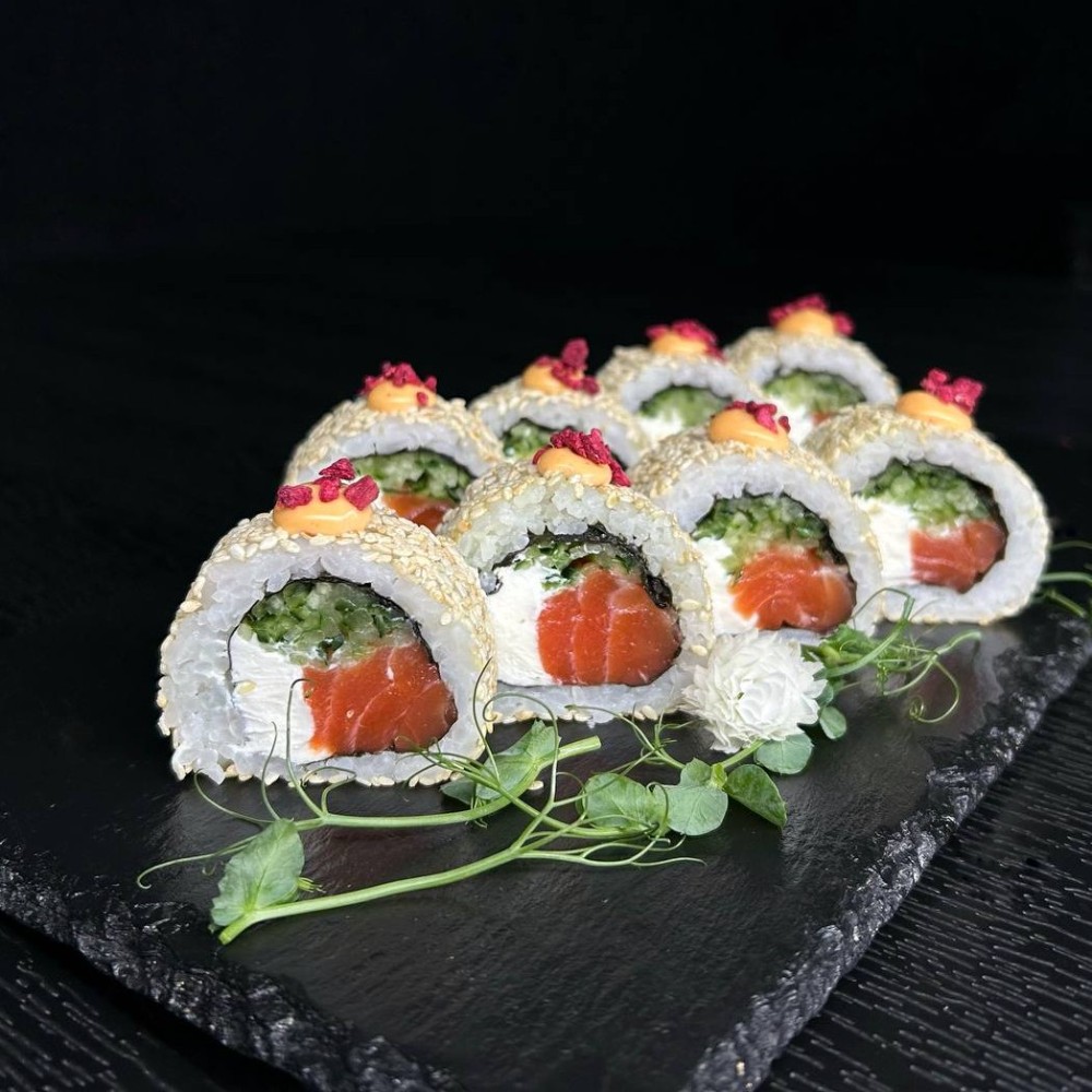  Рол в кунжуті з лососем 