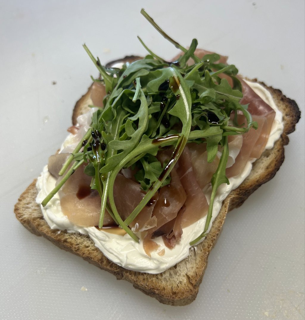 Tostada Queso Crema & Serrano