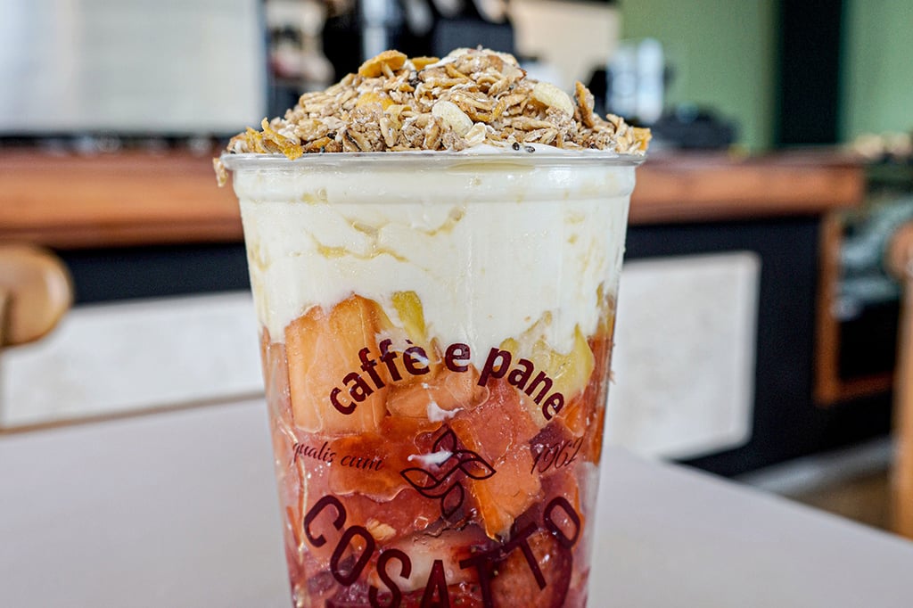 Bowl de Yogurt Griego, Granola y Fruta