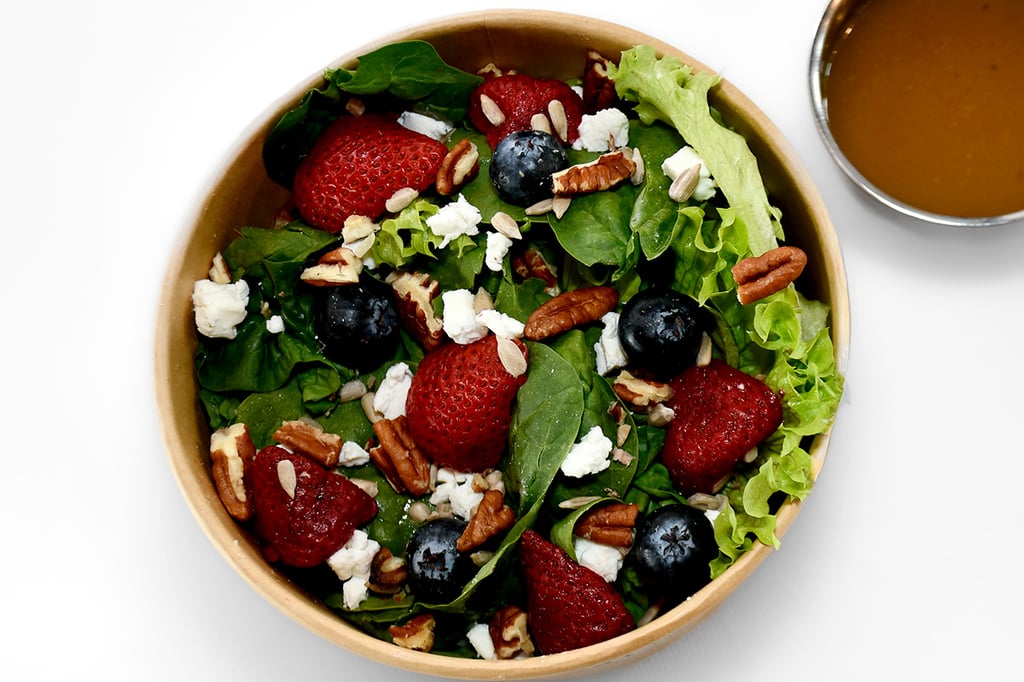 Ensalada Verde Dulce con Frutos Rojos y Semillas