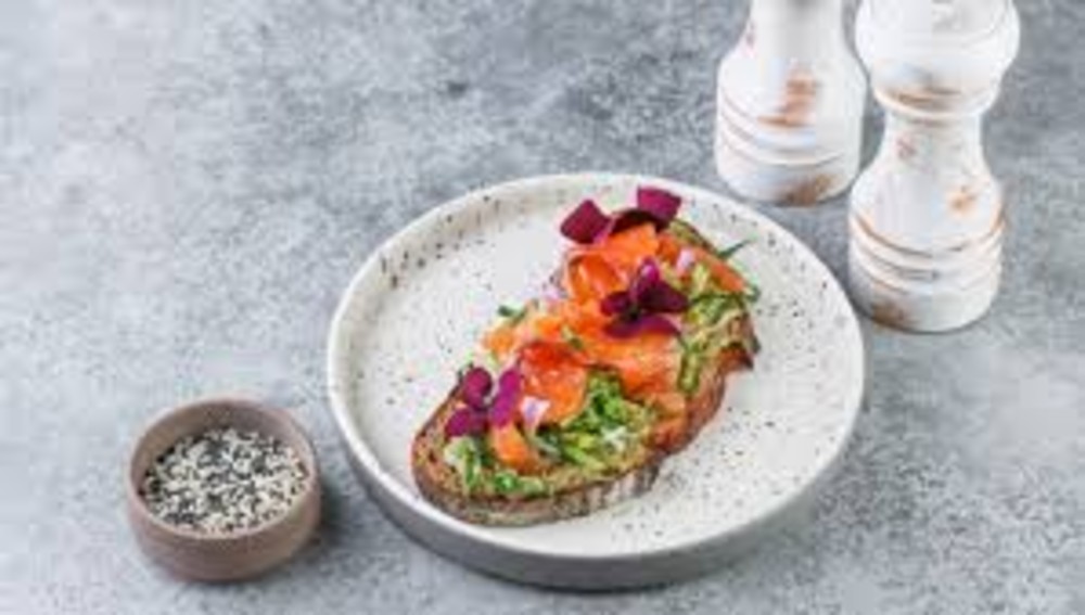 Брускета з лососем та гуакамоле