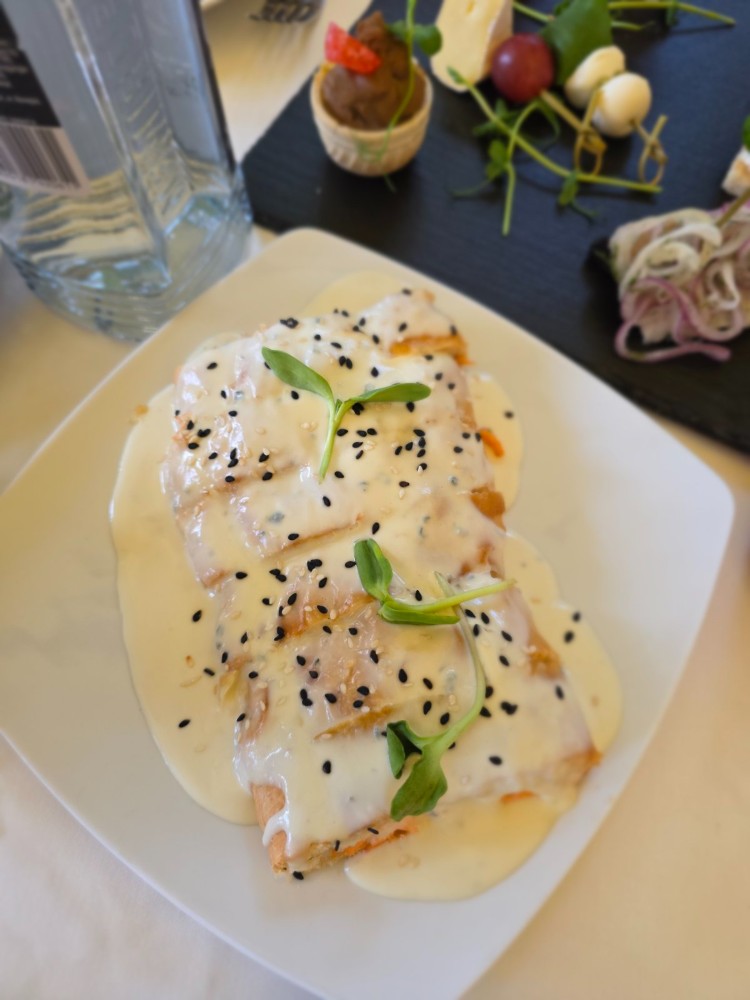 Рулет з лососем запечений в тісті під вершково-сирним соусом