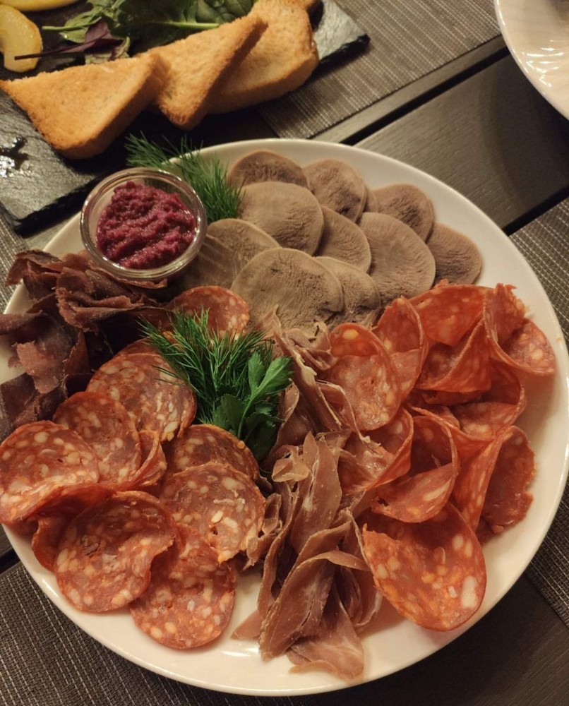 Мясне асорті