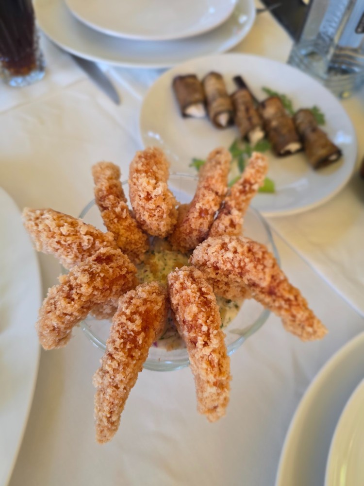 Паніровані креветки з соусом "тартар"