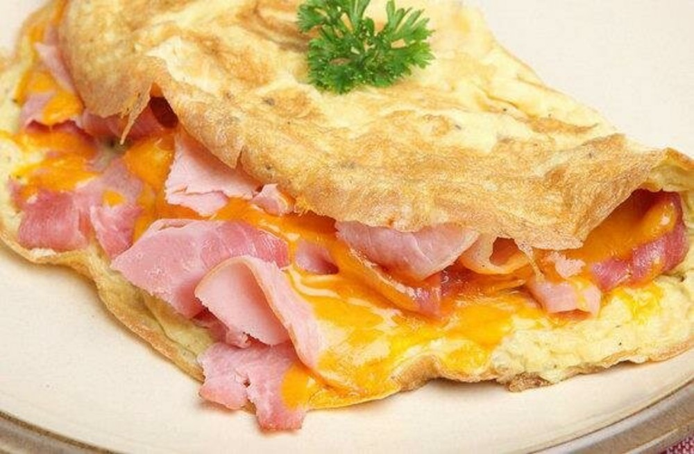 Омлет з шинкою та сиром