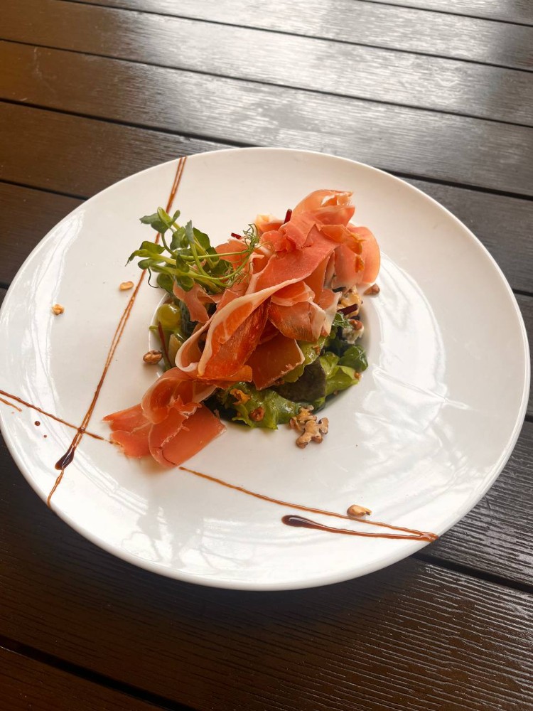 Салат з прошутто 