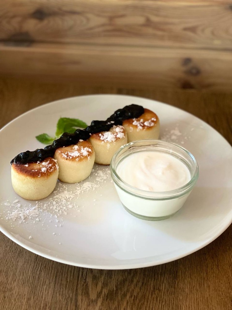 Сирники зі сметаною та джемом