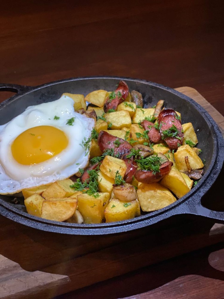 Пательня з мисливськими ковбасками