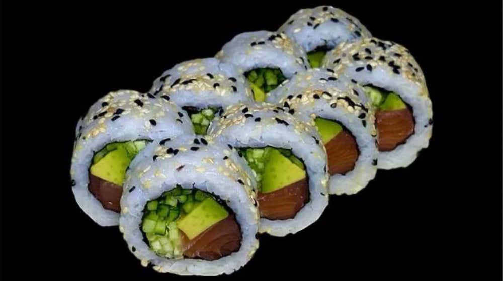 Каліфорнія з лососем в кунжуті